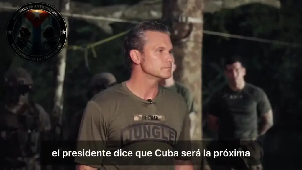 Fotograma de un video de Pete Hegseth con militares al fondo, subtitulado «el presidente dice que Cuba será la próxima»